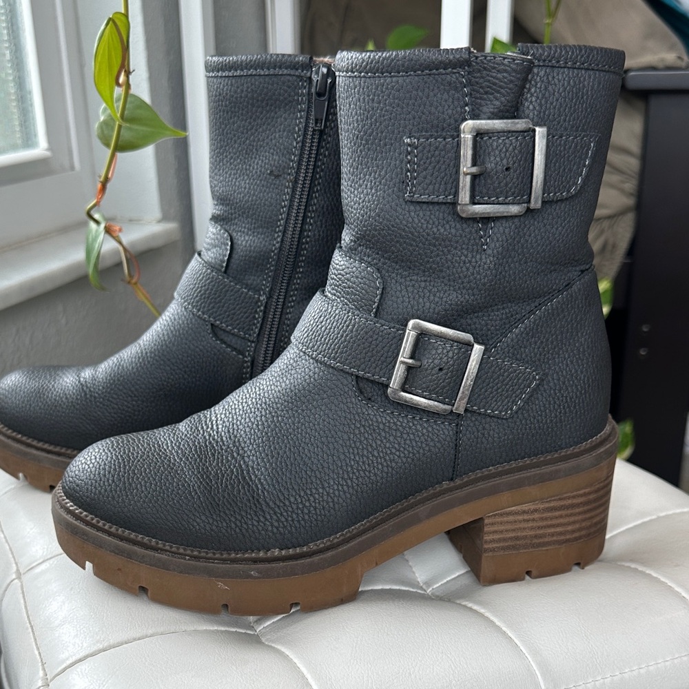 BORN BOC Women’s size 7 Gray Leather Carson Boots with Buckles
